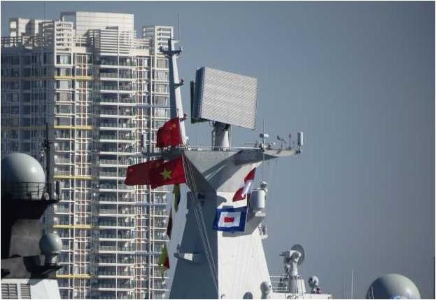 Theo thông lệ, tàu chiến hai nước đều treo cờ của nhau khi tiến hành thăm viếng